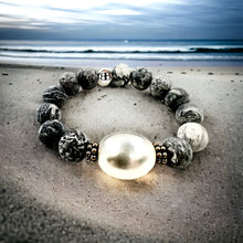 Load image into Gallery viewer, pearly girl (bracelet)
