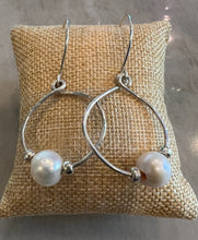 Load image into Gallery viewer, Gold circle earrings with pearls
