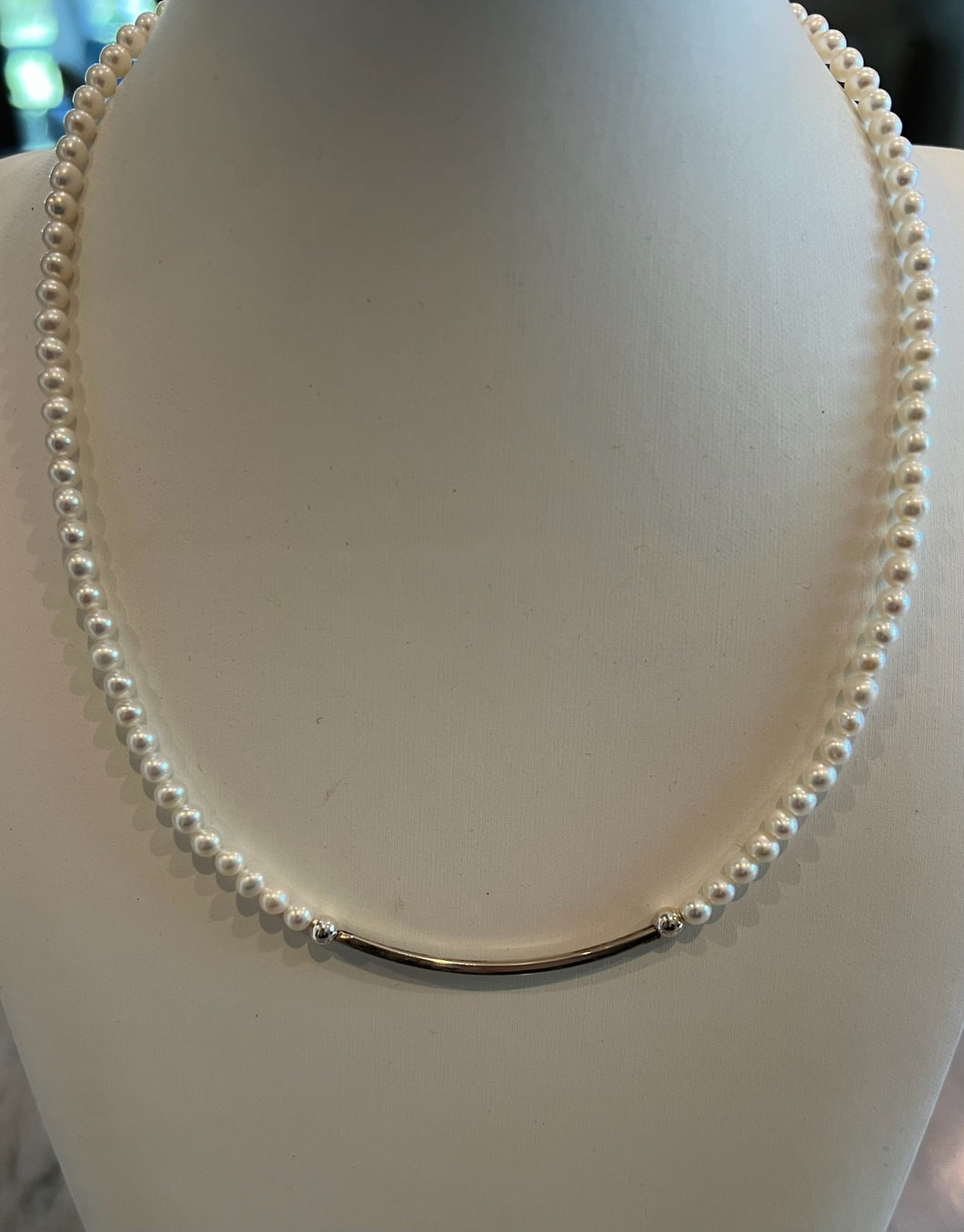 Pearl necklace with bar