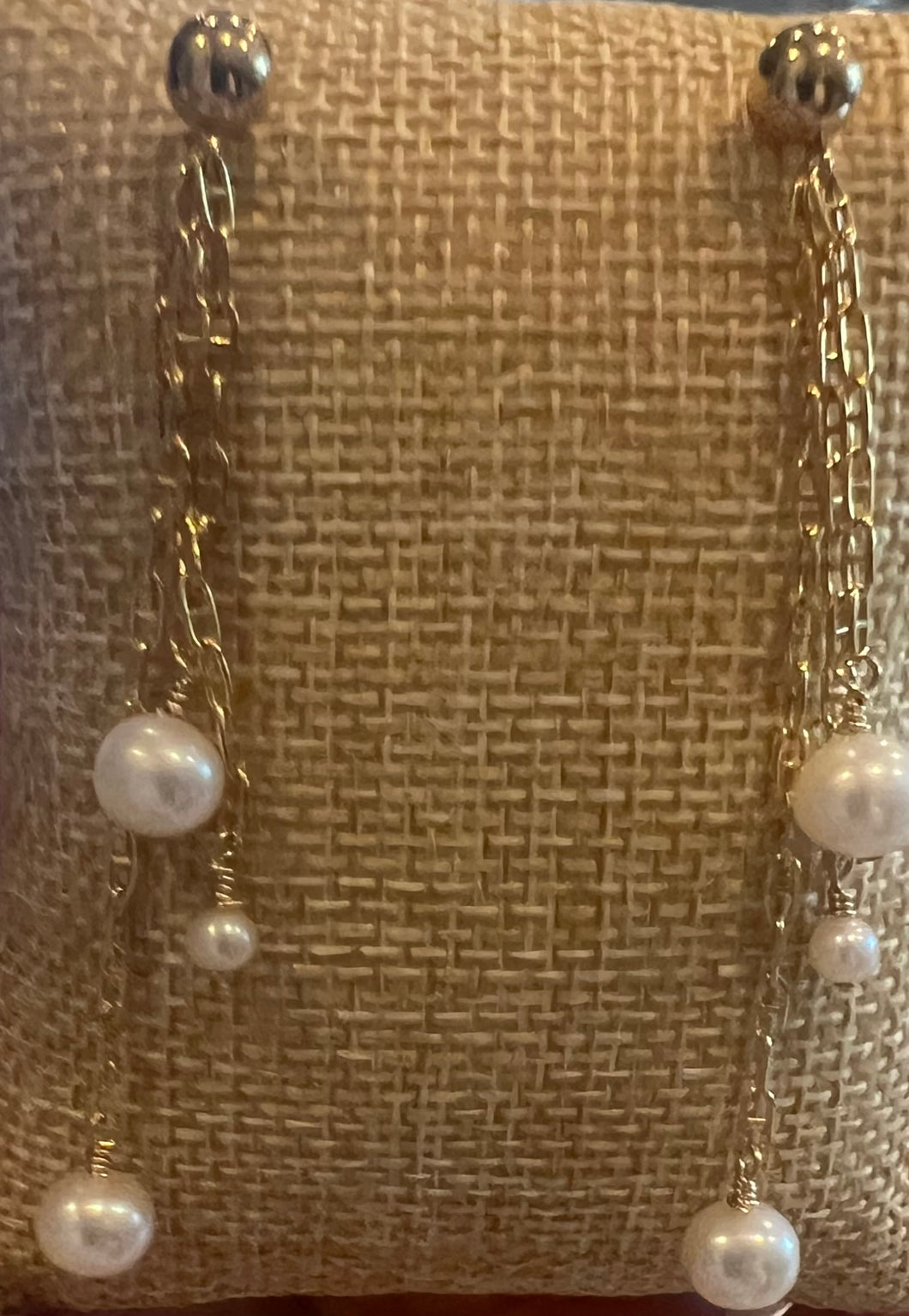 Chain with three pearls earrings