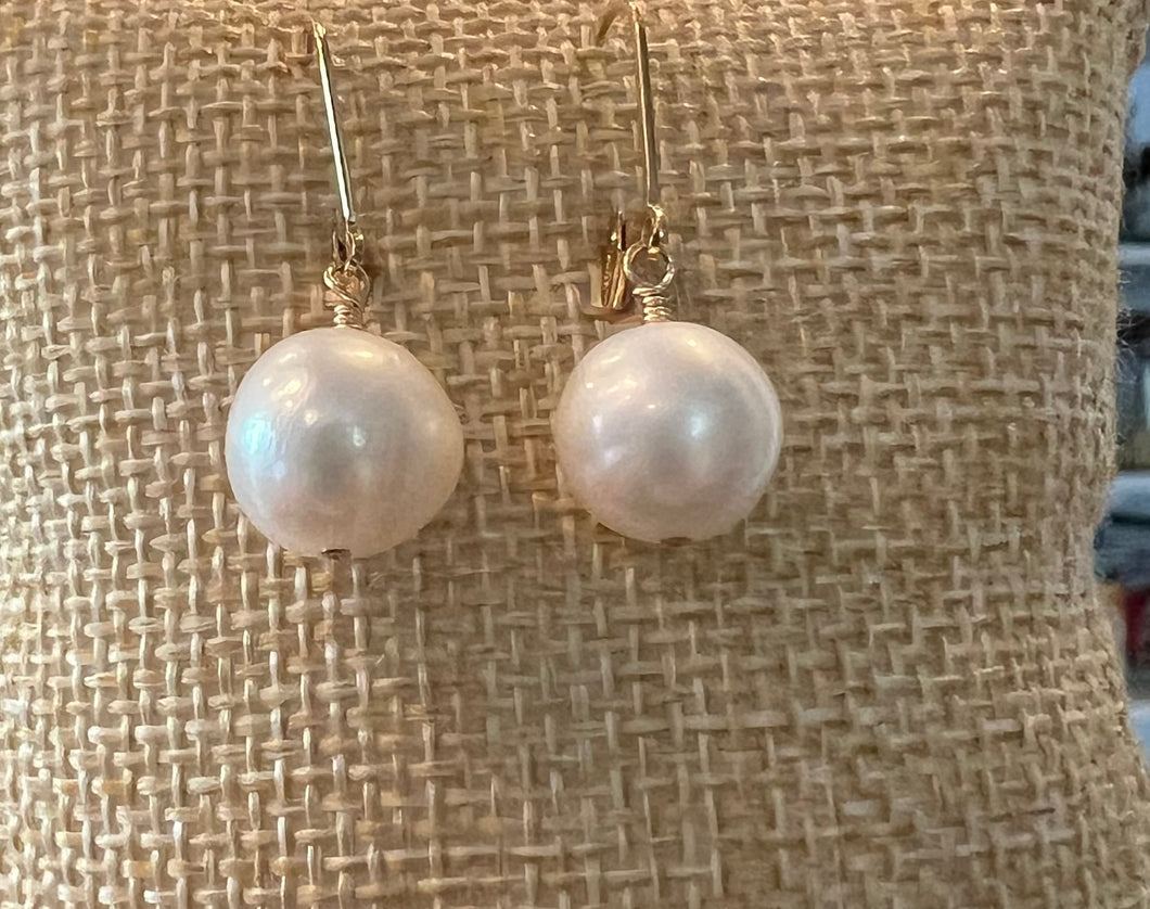 Classic pearl earrings