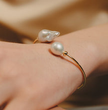 Load image into Gallery viewer, Baroque pearl bangle
