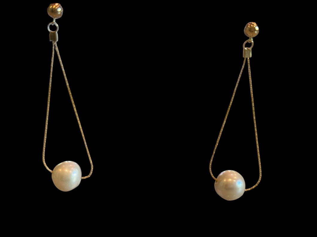 Long chain with dropped pearl earrings